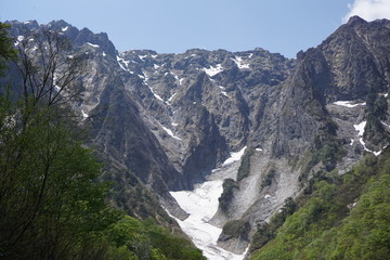 Fototapeta na wymiar 雪残る初夏の谷川岳