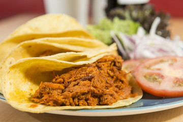 Tacos con carne mechada