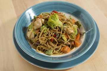 Espaguetis con verdura y carne de pollo