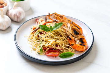 stir-fried spaghetti with grilled shrimps and tomatoes
