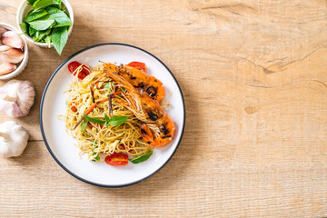 stir-fried spaghetti with grilled shrimps and tomatoes