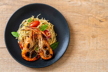 stir-fried spaghetti with grilled shrimps and tomatoes
