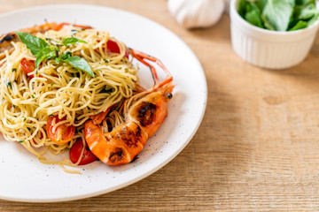 stir-fried spaghetti with grilled shrimps and tomatoes