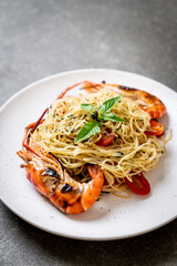 stir-fried spaghetti with grilled shrimps and tomatoes