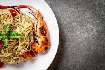 stir-fried spaghetti with grilled shrimps and tomatoes
