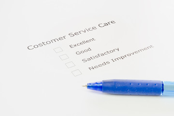 Obraz premium Hand with pen over customer service care application form.