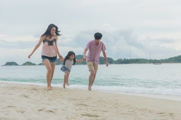 Fototapeta premium summer holidays, children and people concept - happy family at the seaside