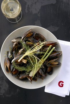 Mussels in white wine with fennel