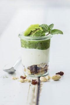Low-carb muesli with almonds and kiwis