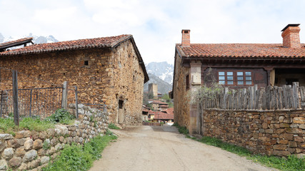 Obraz premium Torre Medieval de Mogrovejo en Cantabria, España