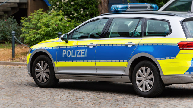 Deutsches Polizeiauto auf der Stra&szlig;e, Polizei ist das deutsche Wort f&uuml;r "Police". Deutschland