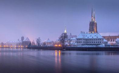Zimowy, mglisty wieczór nad Odrą, widok na rzekę i katedrę św. Jana Chrzciciela - Wrocław, Polska