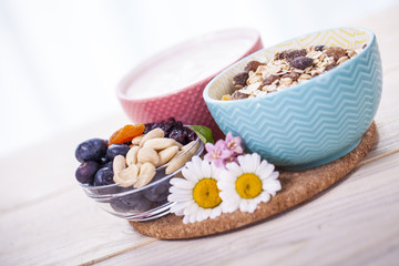 Fototapeta na wymiar Śniadanie mleczne lub jogurt z musli i płatkami i owocami 