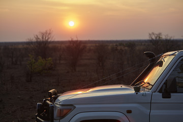 Fototapeta na wymiar Gelaendewagen im Sonnenaufgang Botswana Namibia Simbabwe