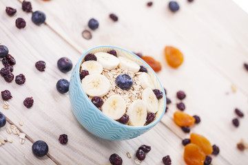 Śniadanie mleczne lub jogurt z musli i płatkami i owocami 