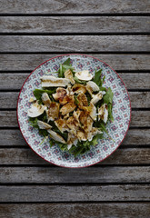 Ensalada fría de pollo y rúcula