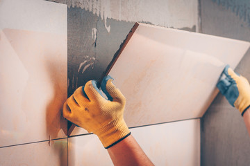 The working tile glues on the wall tiles of large format premium class, the technology of...