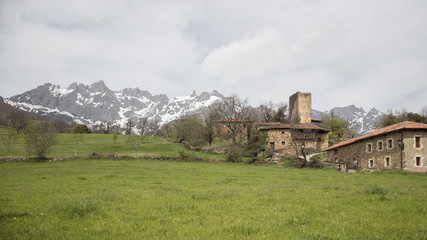 Torre Medieval de Mogrovejo en Cantabria, España