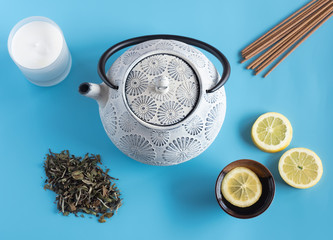 tetera de hierro y accesorios para hacer té, con varitas de incienso, hojas de té blanco y verde...