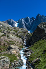 Fototapeta na wymiar Le Vignemale et les Oulettes de Gaube dans le Parc National des Pyrénées
