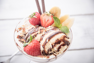 banana chocolate sundae