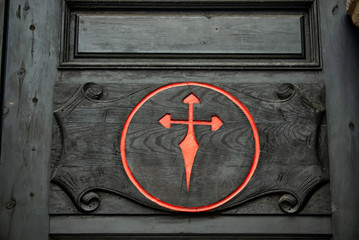 Detalle cruz de santiago en puerta iglesia santiago apostol