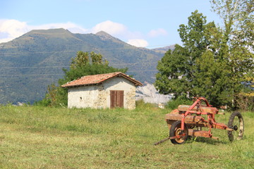 baita di montagna con attrezzatura agricola