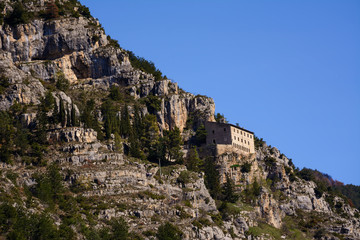 Fototapeta na wymiar Hermitage of Sant'Onofrio in Morrone perched on the mountain