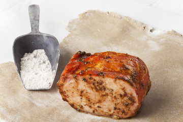 Schweinefilet auf Teig mit Mehl