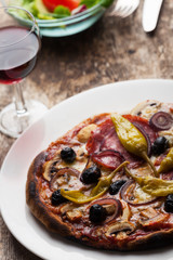 Nahaufnahme einer Pizza mit Rotwein