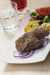 Steak mit Kartoffeln und Salat