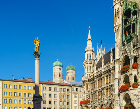 Marian column (1639) or Mariensaule with statue of Virgin Mary on the top and Neues Rathaus, Munich, Germany