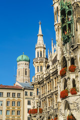 Fototapeta na wymiar Neues Rathaus and Frauenkirche in Munich, Bavaria, Germany