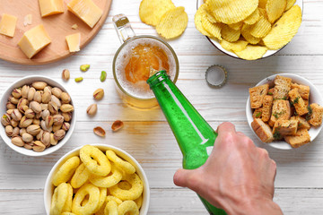 пиво в кружке с чипсами,крутонами и фисташковыми...