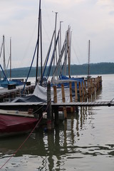 Fototapeta na wymiar Boote bei Regen vor Anker im Hafen