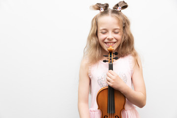 Mädchen hält Violine und lacht