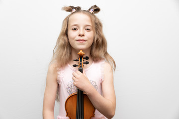 Mädchen hält Violine