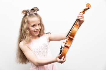 Mädchen hält Violine in der Hand