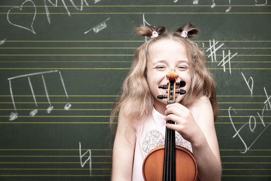 M&auml;dchen mit Violine, l&auml;chelnd