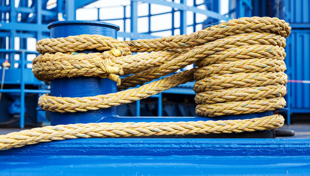 Bremerhaven, Poller am Schiffsanleger, Seemannsknoten
