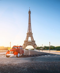 Fototapeta premium Paryska ulica z widokiem na sławną Paryż wieżę eifla w słonecznym dniu z niektóre światłem słonecznym