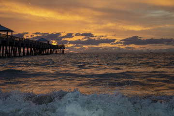 Fototapeta na wymiar Sunrise at the pier