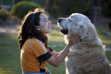 Niña con perro