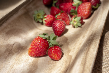 Fragole su vassoio di legno