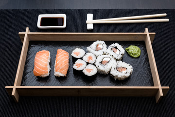Sushi, a typical Japanese food prepared with a base of rice and various raw fish. To which is added, according to the variants. It can be accompanied by soy sauce.