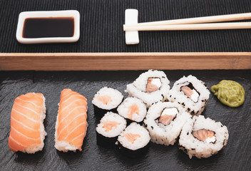 Sushi, a typical Japanese food prepared with a base of rice and various raw fish. To which is added, according to the variants. It can be accompanied by soy sauce.