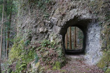 岩のトンネル