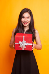 Fototapeta premium Asian woman thumbs up with a gift box.