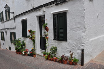 Spanisches Haus mit Blumen auf Menorca