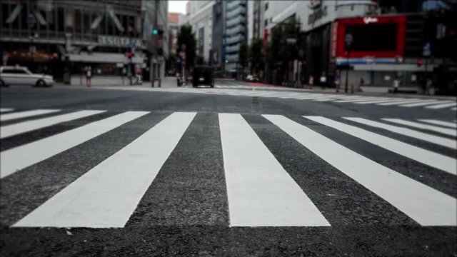 人気のない渋谷スクランブル交差点。外出自粛/緊急事態宣言イメージ